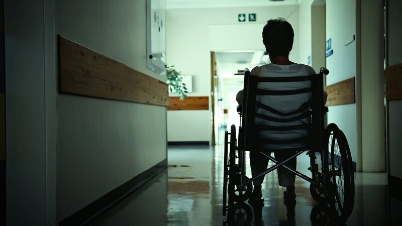 Rearview shot of a senior woman sitting in a wheelchair – Bild: TLC (DEUT)
