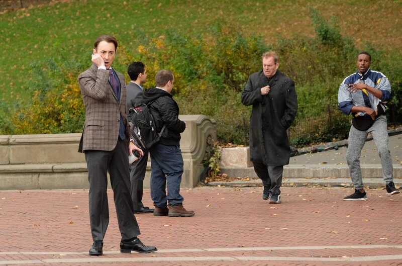 Dr. Dylan Reinhart (Alan Cumming, l.) ist dem Terroristen auf der Spur, aber hat er die Botschaft auch richtig verstanden? – Bild: CBS Broadcasting Inc. /​ Linda Kallerus