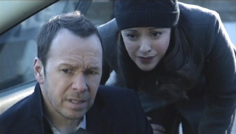Danny (Donnie Wahlberg, l.) und Baez (Marisa Ramirez, r.) müssen den Mord an einem angesehenen College-Professor aufklären. Dieser soll an einem dubiosen Studienprogramm beteiligt gewesen sein … – Bild: © 2013 CBS Broadcasting Inc.