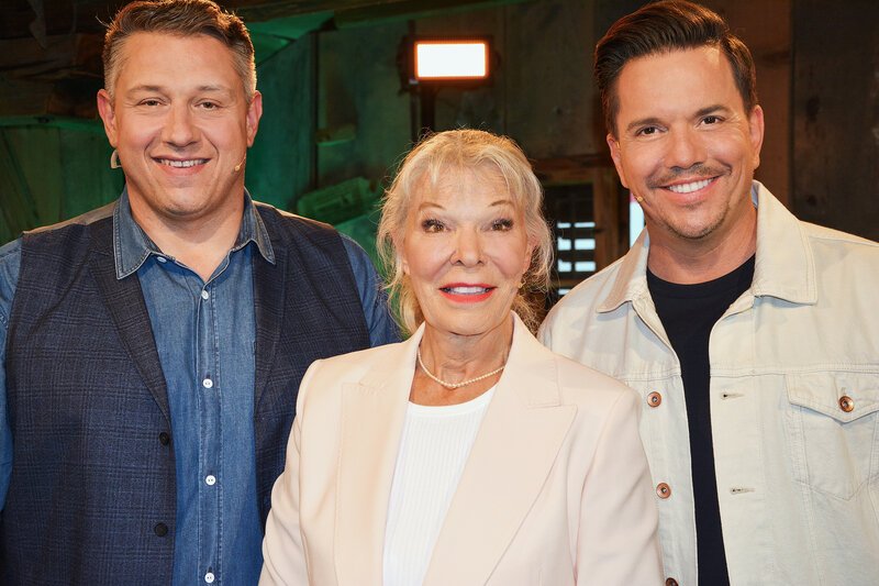 Samschtig-Jass: Jörg Abderhalden, Birgit Steinegger und Moderator Sven Epiney. – Bild: SRF1