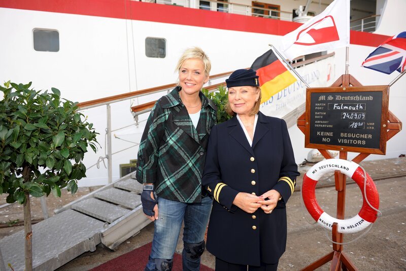 Beatrice (Heide Keller, r.) und Inka (Inka Bause, l.) warten auf die neuen Gäste des „Traumschiffs“. – Bild: ZDF/​Dirk Bartling