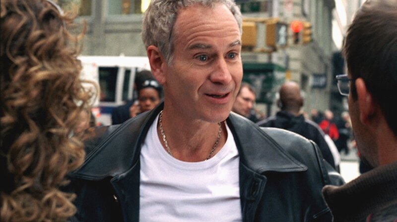 John McEnroe (spielt sich selbst) beteuert seine Unschuld. Tatsächlich findet man am Tatort Konservenblut. Ob ein Doppelgänger den Mord begangen hat? – Bild: VOX