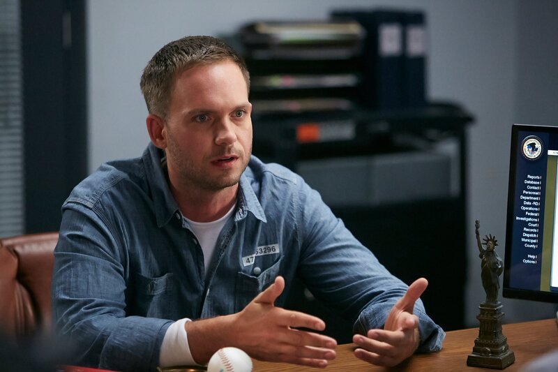Mike (Patrick J. Adams) setzt alles daran, das Vertrauen eines anderen Gefängnisinsassen zu gewinnen, um an wichtige Informationen zu gelangen. – Bild: USA Network Media, LLC