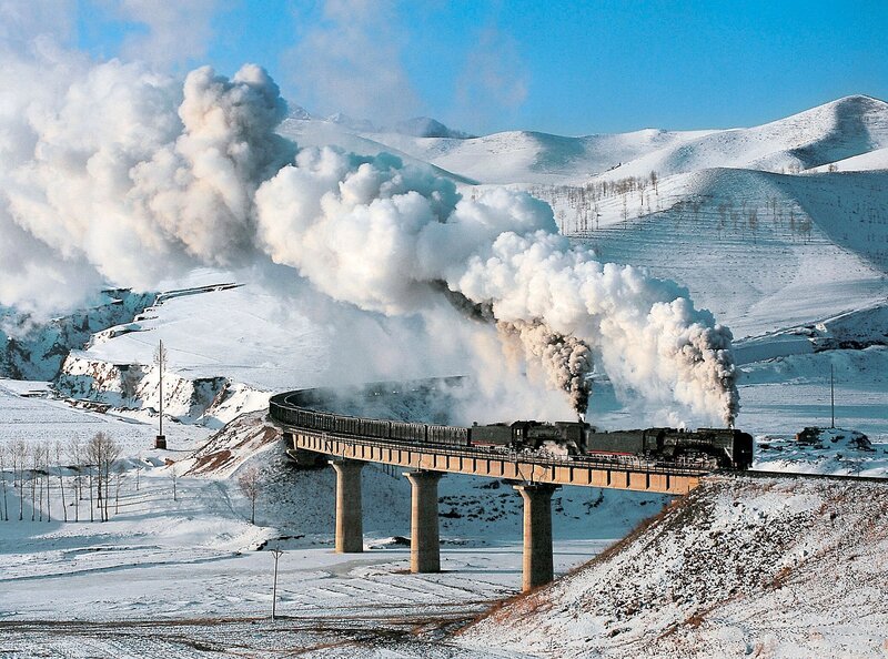 Das letzte Dampflokparadies befindet sich in der Volksrepublik China. Über das Da-Hinggang-Gebirge an einem kalten, sonnigen Wintertag. – Bild: SWR/​M. Hubrich