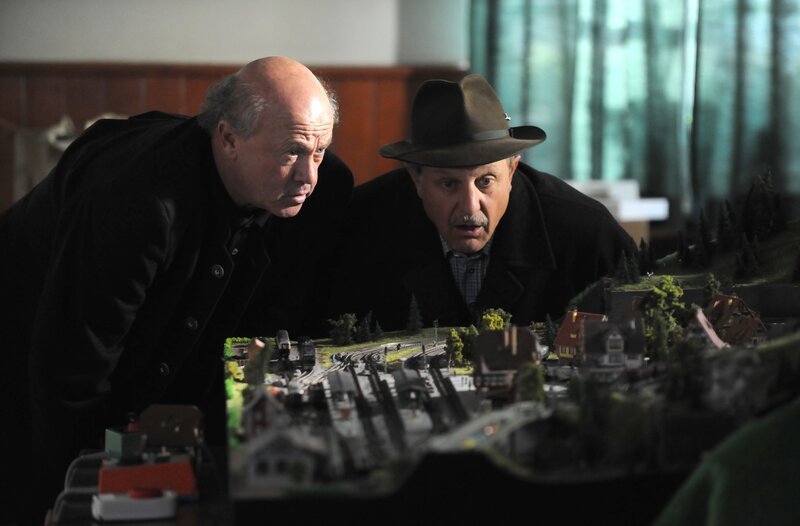 Bürgermeister Schattenhofer glaubt, den Pfarrer ertappt zu haben. Von links: Lorenz Schattenhofer (Werner Rom) und Pfarrer Kurz (Hans Stadlbauer). – Bild: BR/​Marco Orlando Pichler