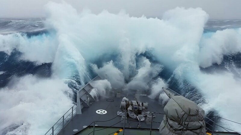 Sie sind eines der gefährlichsten Geheimnisse der Ozeane: Plötzlich auftretende Riesenwellen, sogenannte Monsterwellen. Sie können eine Gefahr für die Schifffahrt sein. – Bild: ZDF und Getty Images