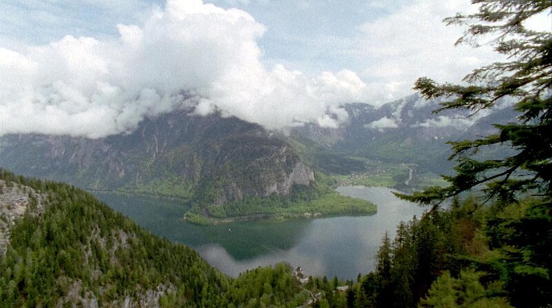Aus der ORF-Reihe ‚Universum‘: Als bedeutendes Kultur- und Naturdenkmal wurden Hallstatt und seine Umgebung in die UNESCO-Weltkultur- und Naturerbeliste aufgenommen. Hier herrscht der Dachsteingletscher über eine Landschaft, in der Mensch und Natur außergewöhnliche Verbindungen eingegangen sind. Eis, Karst und unterirdische Wasserwelten erzählen noch heute von den Jugendtagen der Erde. Ausgehend von der frühen Blüte der Hallstatt-Siedlung führt Burgschauspieler Cornelius Obonya als Chronist durch die bewegte Geschichte dieser Idylle zwischen Fels und Hallstättersee. Eine Dokumentation von Wolfgang Thaler und Alfred Komarek. Im Bild: Hallstätter See. – Bild: ORF/​Adi Mayer
