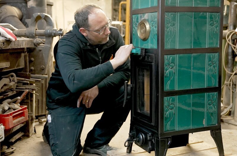 SWR HANDWERKSKUNST!, „Wie man alte Kachelöfen erneuert“. Schweizer Kachelöfen gehören zu den sogenannten Strahlungsöfen. Sie erwärmen die Bausubstanz. Stefan Dehn setzt die historischen Öfen in Leisel im Hunsrück instand. – Bild: SWR/​Lidija Covic