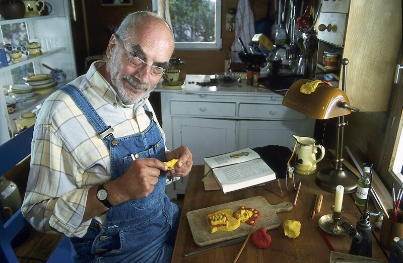 Peter (Peter Lustig) hat die Figur eines südamerikanischen Kakao-Gottes nachgebildet. Diese Form wird er dann mit flüssiger Schokolade ausgießen und schon hat er eine Schokoladen-Gottheit. – Bild: ZDF/​Studio TV Berlin