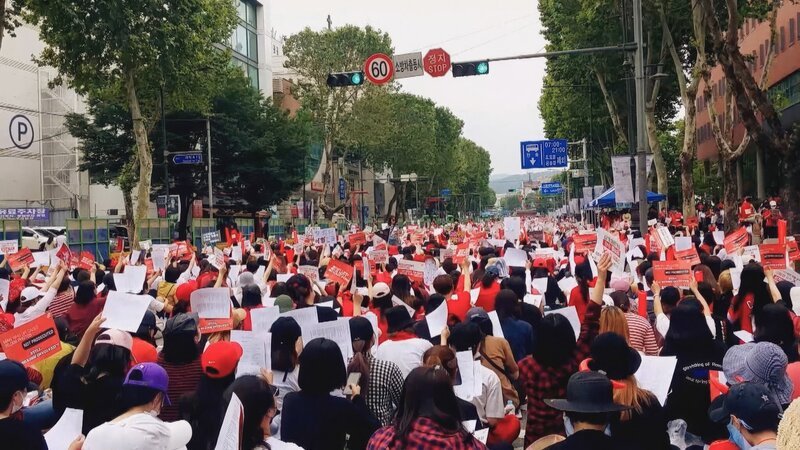 In Seoul demonstrieren Frauen gegen illegale Videoaufnahmen auf öffentlichen Toiletten. – Bild: ZDF/​GIRAF PROD