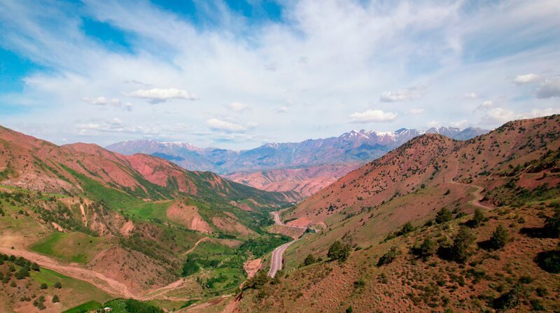 Unbekanntes Usbekistan Mit dem Zug entlang der Seidenstrasse An den Hängen des Tian Shan Gebirges befinden sich die fruchtbarsten Landstriche Usbekistans. – Bild: NDR/​HTTV Hamburg