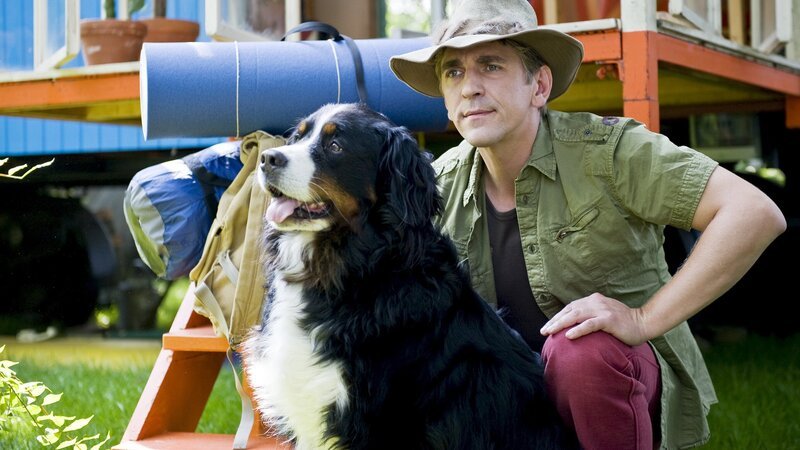 Fritz (Guido Hammesfahr) und Keks entdecken im Bauwagen-Garten einen seltsamen Gast. – Bild: ZDF/​Antje Dittmann