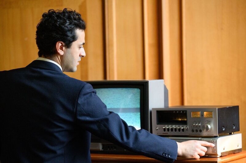 Der Mann schaltet das Gerät ein – Bild: THE HISTORY CHANNEL /​ A+E Networks, Nicholas Smith/​Nicholas A Smith/​Nicholas A Smith