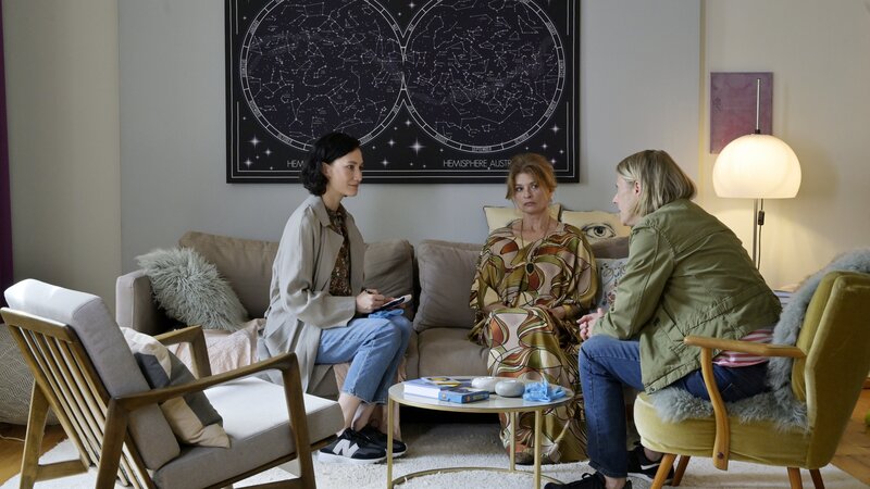 Priscilla alias Ruth Schmidt (Gabrielle Scharnitzky, M.) ist tief betroffen, als sie von Tamara Meurer (Anja Pahl, r.) und Pauline Hobrecht (Agnes Decker, l.) erfährt, dass ihre Ania tot ist. Sie hatte eine natürliche Begabung für die Astrologie und sie war ihr Vermächtnis. – Bild: ZDF und Christiane Pausch