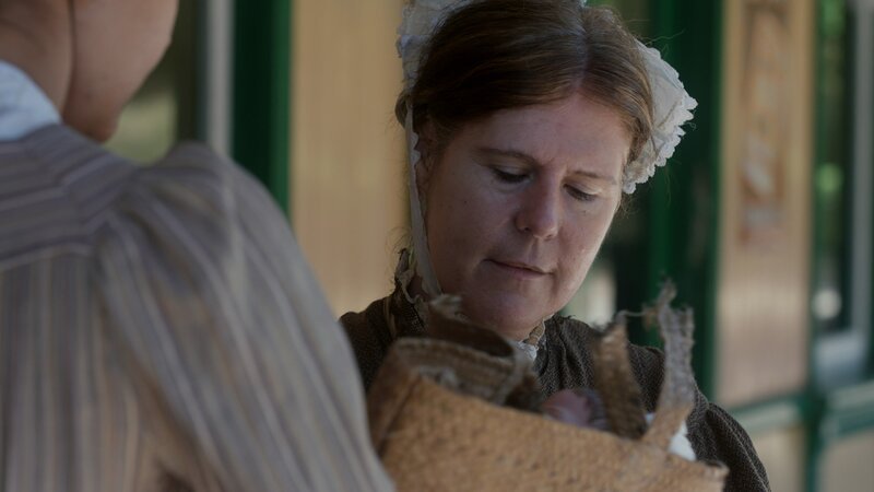 Evelina Marmon übergibt ihr Baby an Amelia Dyer. Die Pflegemutter verspricht, das Kind für einen ansehnlichen Geldbetrag gut zu versorgen. – Bild: Warehouse 51 Productions /​ ZDF