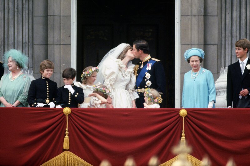 Der berühmte Balkonkuss nach der Hochzeit von Prinz Charles und Prinzessin Diana (ehemals Lady Diana Spencer). – Bild: National Geographic