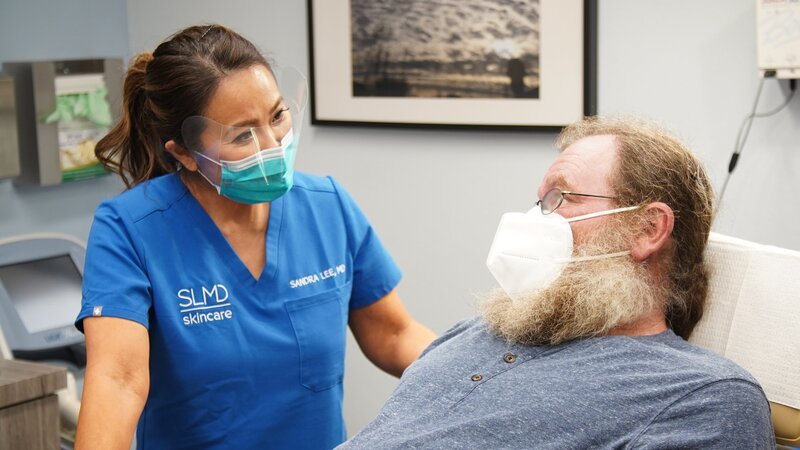 Dr. Pimple Popper: This is Zit S5 Ep007. Dr. Sandra Lee gets ready for Shad L. pilar cyst procedure on his head. – Bild: Discovery, Inc.