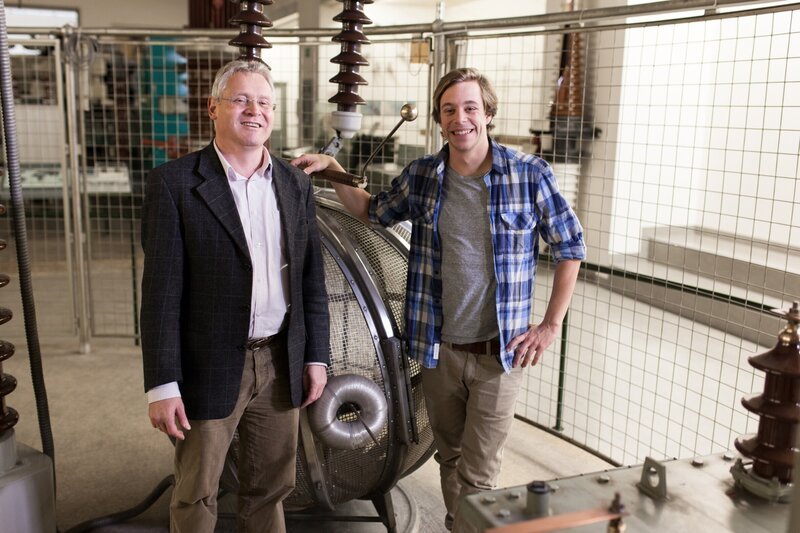 Checker Tobi (re.) mit Dr. Frank Dittmann, Kurator für Starkstrom – Bild: BR/​megaherz gmbh/​Hans-Florian Hopfner