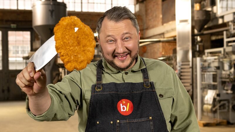 Produktentwickler Sebastian Lege baut in seiner Werkstatt ein Industrie-Schnitzel nach. Hoch verarbeitet und tiefgekühlt, hat dieses Produkt mit traditionellem Kochhandwerk nicht mehr viel zu tun. Mittlerweile setzen über 80 Prozent aller Restaurants in Deutschland auf Convenience-Produkte aus der Lebensmittelindustrie. – Bild: ZDF