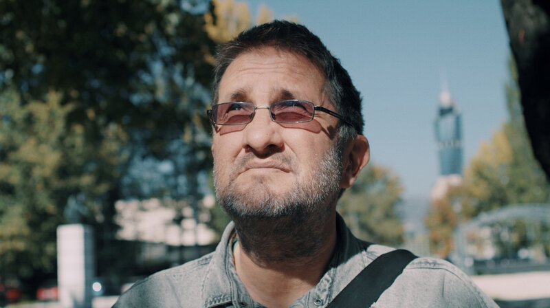 Der Bosnier Adnan ist Kriegsveteran und Friedensaktivist in einem innerlich zerrissenen Land. Tobi trifft ihn in Sarajevo. Wie tritt Adnan der feindlichen Stimmung in seinem Heimatland entgegen? – Bild: SWR/​megaherz/​Julia Lemke