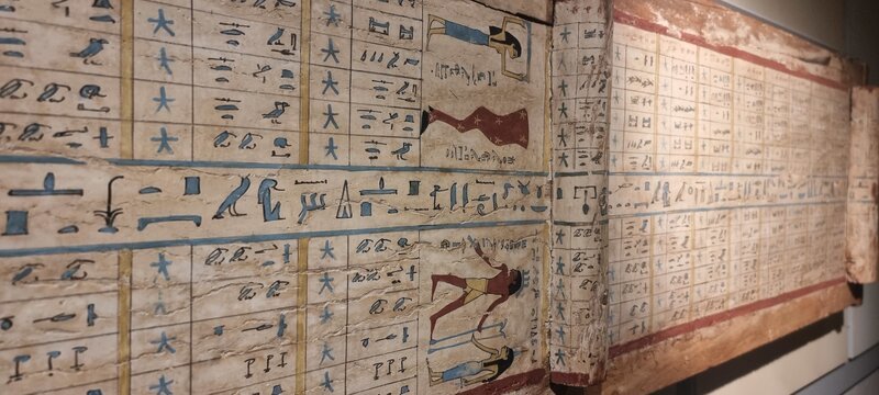 Schon die alten Ägypter verfügten über erstaunliche astronomische Kenntnisse, wie diese sogenannte Diagonal-Sternenuhr auf der Innenseite eines Sarkophagdeckels zeigt, der heute im Roemer-Pelizaeus-Museum in Hildesheim aufbewahrt wird. – Bild: ZDF und Peter Prestel