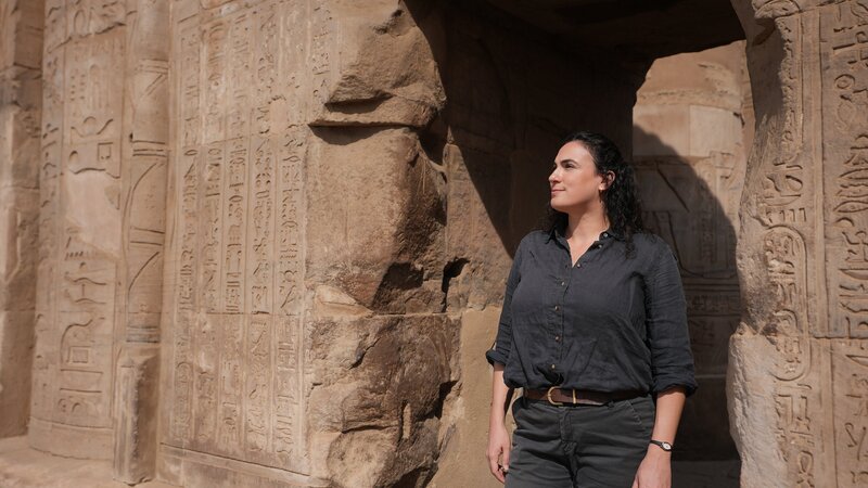 Ägyptologin Meredith Brand bei Kom Ombo. – Bild: Windfall Films/​Andrew Richens