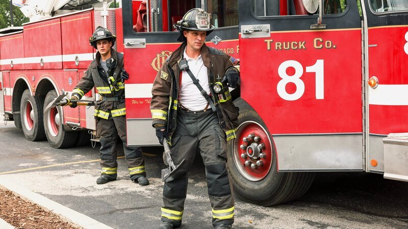 Bereit für den Einsatz: (l-r) Alberto Rosende als Gallo, Jesse Spencer als Matthew Casey – Bild: SRF/​NBC Universal /​ NBC