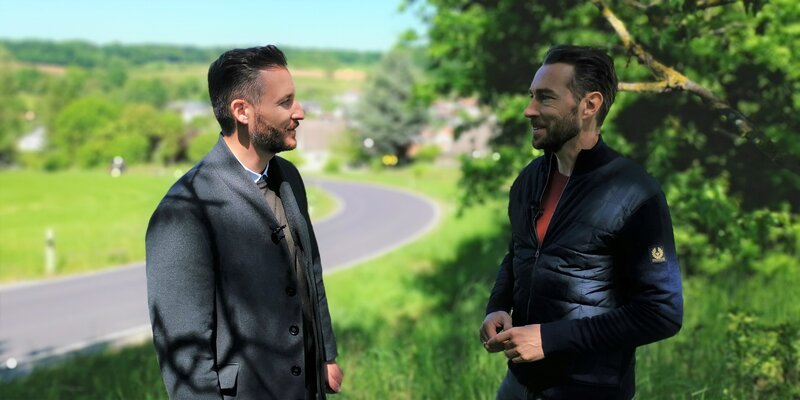 Sven Voss (r.) im Interview mit Staatsanwalt Thomas Hauburger (l.) zu einem Kindesmord aus dem Jahr 1999. Ein achtjähriges Mädchen wird mitten am Tag entführt und getötet. Die Suche nach dem Mörder ist mühsam und soll sich noch jahrelang hinziehen. – Bild: ZDF und Rudolf Schweiger