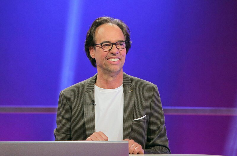 Moderator Florian Weber stellt in seinem SWR Wissensquiz „Meister des Alltags“ die Alltagstauglichkeit seiner prominenten Kandidaten auf die Probe. Christoph Sonntag. – Bild: SWR/​Peter A. Schmidt