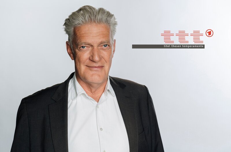 Max Moor gibt Informationen über aktuelle Ereignisse und wichtige Trends im deutschen und internationalen Kulturleben. – Bild: ARD/​Herby Sachs
