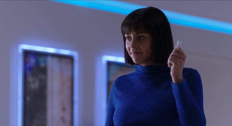 Jess hält ein Gerät, das Nanobots injiziert. – Bild: NGC Network US, LLC.