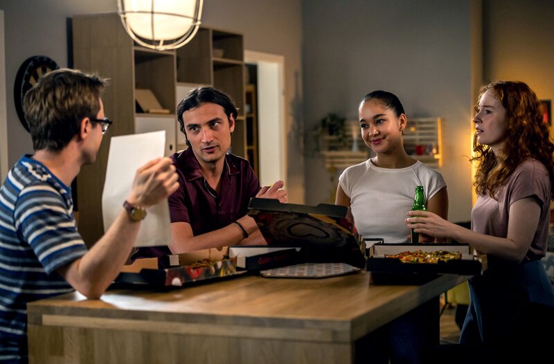 Olli (Arne Kertész), Ivo (Jakob D’Aprile), Sofia (Olivia Papoli-Barawati) und Tamar (Linda Kummer) finden sich gemeinsam in der WG ein. Doch keiner hat mit Ollis Gesprächsangebot gerechnet. (v.l.n.r. Arne Kertész, Jakob D’Aprile, Olivia Papoli-Barawati, Linda Kummer) – Bild: ARD/​Michael Kremer