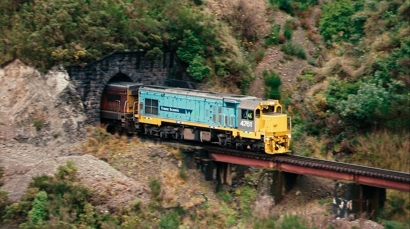 Auf dem Weg in die Südalpen durchquert der TranzAlpine 16 Tunnel. – Bild: NDR/​Autentic/​Making Movies
