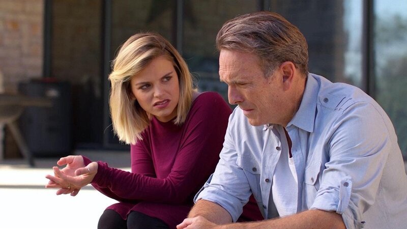 Detektive Travis (Todd Terry), Katie Travis (Emma Elle Roberts) – Bild: Bibel TV