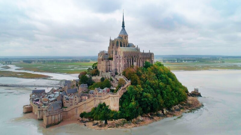 Der heilige Klosterberg ragt theatralisch aus dem Meer dem Himmel entgegen. Seit dem 8. Jahrhundert zieht das „Wunder des Abendlandes“ Pilger aus ganz Europa an und hat bis heute nichts von seiner Faszination verloren. – Bild: ZDF und SWR/​DOCDAYS Productions/​Sven Kl