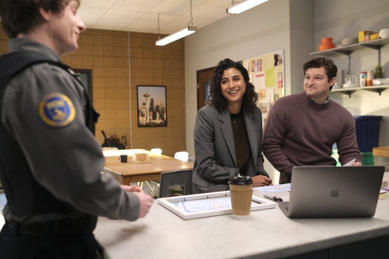 L-R: Fred ‚Shred‘ Taylor (Michael Rowland), Emily Price (Vella Lovell) and Rick Doyle (Kevin Bigely) – Bild: Bettina Strauss /​ Bettina Strauss /​ Fox Entertainment /​ © 2023 Fox Entertainment Photo Credit: Bettina Strauss