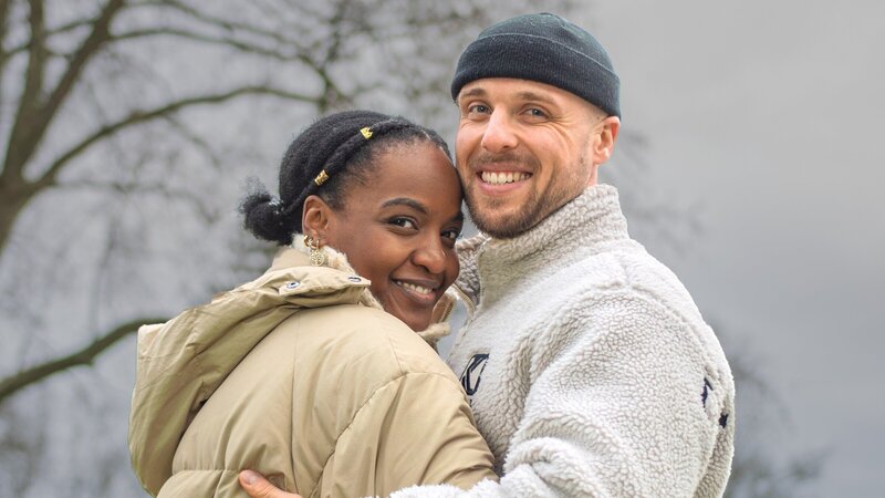 Alison bevorzugt Männer afrikanischer Herkunft, um kulturelle Differenzen zu vermeiden. Doch mit Dominik, ihrem deutschen Partner ohne religiösen Hintergrund, wagt sie neue Wege. – Bild: ZDF und Drive beta