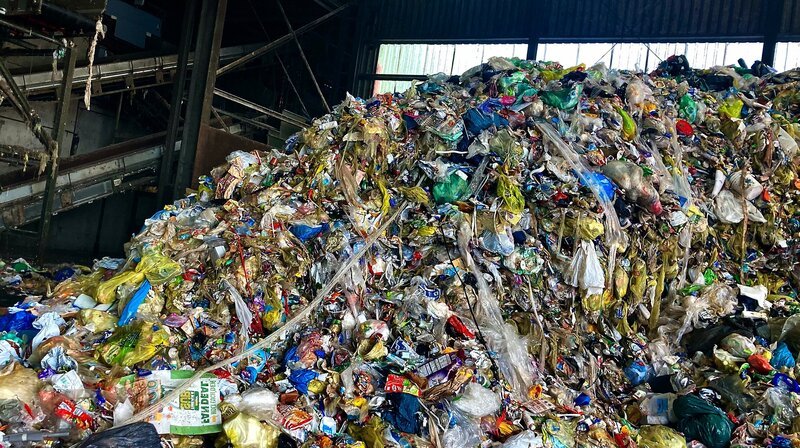 50 Millionen gelbe Säcke landen jährlich in dieser Sortieranlage. Das sind 100.000 Tonnen im Jahr. – Bild: NDR/​dm film