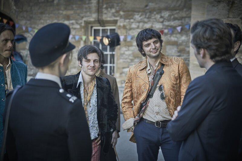 Im Aufenthaltsraum der Band Wildwood wurde Marihuana gefunden. Shirley Trewlove (Dakota Blue Richards, l.) und Endeavour Morse (Shaun Evans, r.) befragen die Bandmitglieder Nick (Will Payne, 2. v. l.) und Ken Wilding (Michael Fox, 2. v. r.) dazu. – Bild: ZDF/​Jonathan Ford
