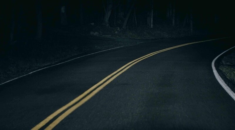 Straße bei Nacht +++ – Bild: RTL /​ Cineflix /​ Verbotene Exhumierung