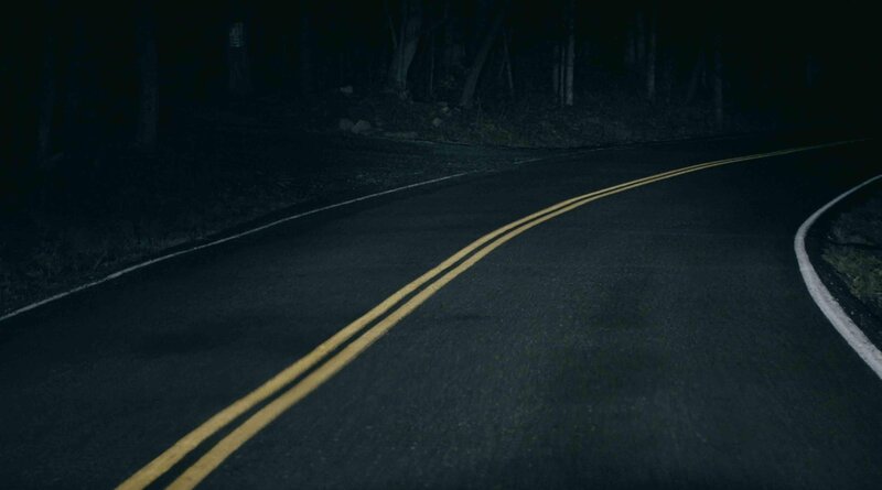 Straße bei Nacht   +++ – Bild: RTL /​ Cineflix /​ Verbotene Exhumierung