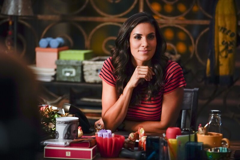 Ist froh, dass sich das Team durch vereinte Kräfte doch in seiner Konstellation vor der neuen Chefin beweisen kann: Special Agent Kensi Blye (Daniela Ruah). – Bild: CBS Studios Inc. All Rights Reserved. /​ Erik Voake