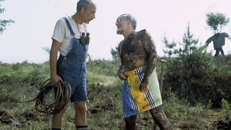 „Aber Herr Lustig, ich nehme doch nur ein Moorbad!“, erklärt Lehmann (r.) dem besorgten Peter (l.). – Bild: ZDF und Studio.TV.Film GmbH