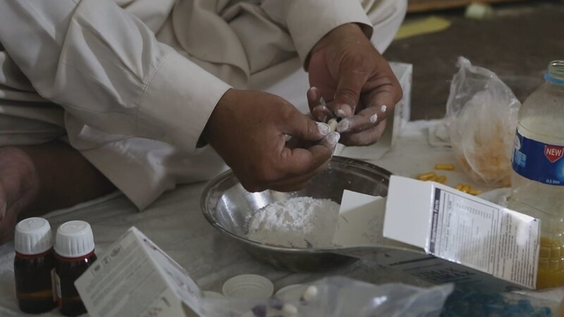 RAWALPINDI, PAKISTAN- Shehzad spends hours packing these pills. Although he is a free agent but he is on a basic wage, the man making the real money is the distributor he is packing for. Shehzad doesnt know if these pills will stay in Pakistan or be exported. – Bild: The National Geographic Channel