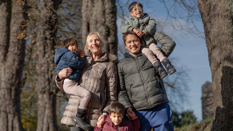 Sabina (67) und Ary (33) trotzen dem Altersunterschied und gesellschaftlichen Vorurteilen. – Bild: ZDF und Drive beta