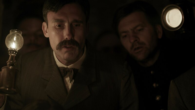 Für die Polizei von Chicago bleibt das von H. H. Holmes entworfene Gebäude ein Rätsel. Noch wissen sie nichts von den vielen geheimen Räumen und Gängen. – Bild: Warehouse 51 Productions /​ ZDF