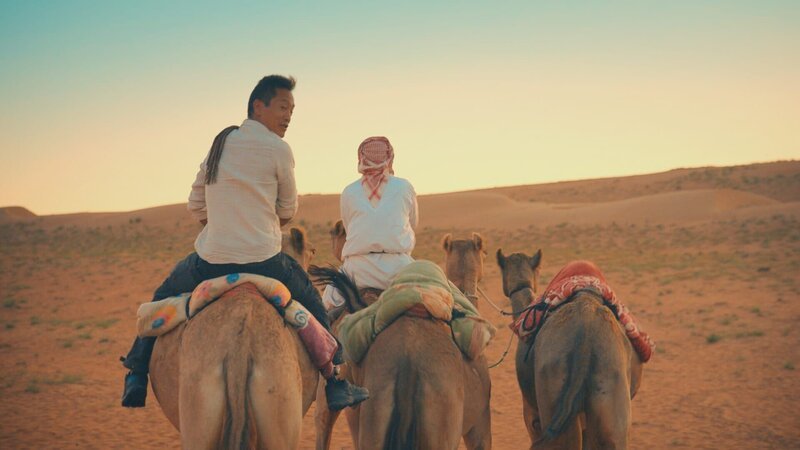 Albert Lin und Saeed Ben Al Abri reiten auf Kamelen, während Albert eine Expedition tief in den Oman führt, um nach Hinweisen zu suchen und das wahre Ausmaß und die Raffinesse einer verlorenen Wüstengesellschaft zu entdecken, die die größten Zivilisationen dieser Zeit begründete. (National Geographic) – Bild: National Geographic