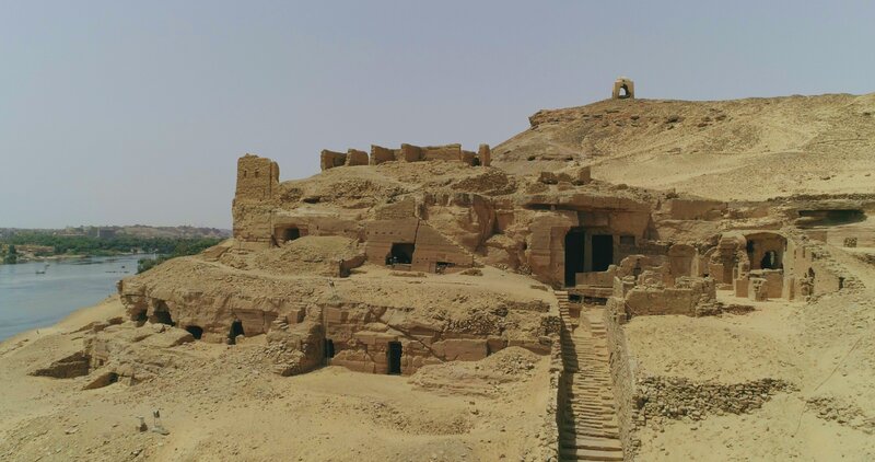 Stadt der Toten: Qubbet el-Hawa, die uralte Nekropole am Nil. – Bild: Patrick Acum /​ ZDF