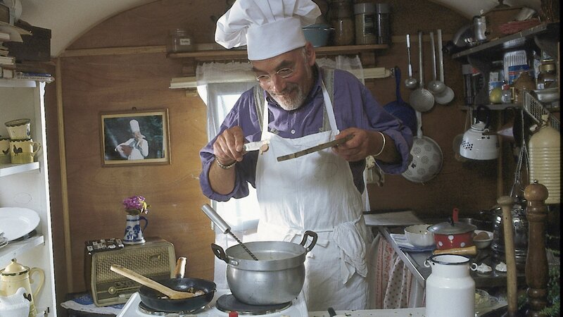 Für die Wahl zum neuen „Bärstädter Kartoffelkönig“ versucht sich Peter (Peter Lustig) in der Küche seines Bauwagens. – Bild: ZDF und Michael Schuff./​Michael Schuff