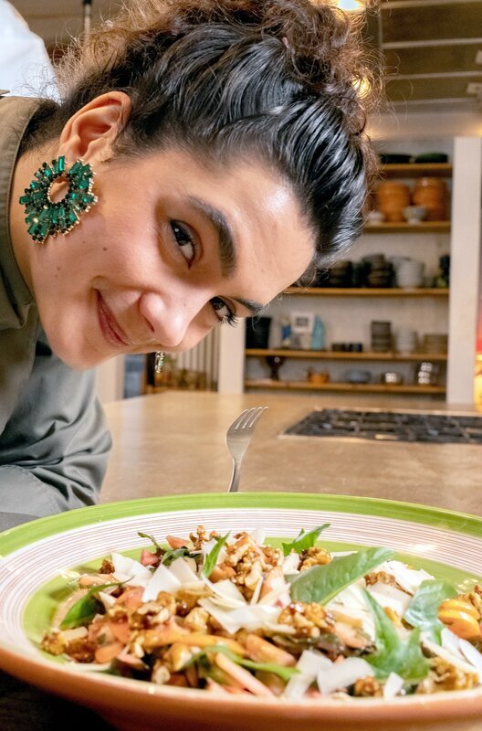 Lucie zeigt, wie man aus frischem Löwenzahn einen fruchtigen Salat macht. – Bild: ZDF /​ Benjamin Wistorf